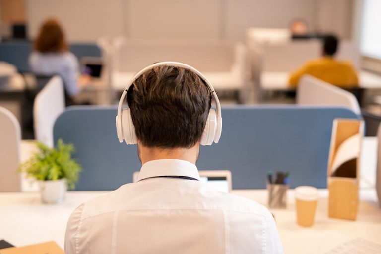 30 Jobs That Hire 17 Year Olds in 2022 (PartTime & Online)